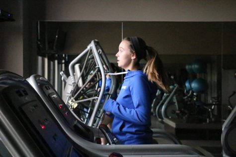 Junior Lindsey Thole
runs on a treadmill.
Thole typically begins
workouts with a walk
and then a one or two
mile run. She said
running helps improve
her endurance.